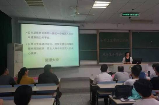 图片包含 天花板, 室内, 人员, 人物

描述已自动生成